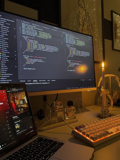 turned-on-monitor-displaying-digital-products-pkrnxegurgm
